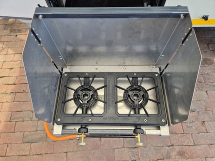 Two plate gas stove with wind deflector